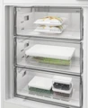 Whirlpool WHK2 5294 B6E beépíthető alulfagyasztós hűtőszekrény 8. kép